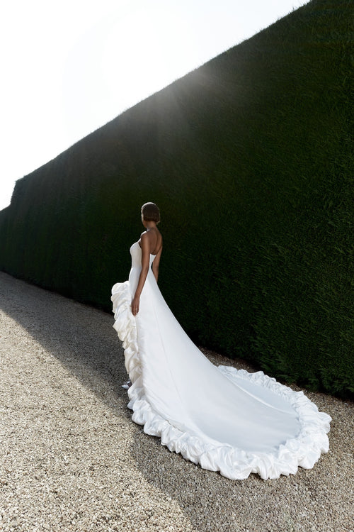 Viktor & Rolf Mariage Bridalwear, Bustled Border High-Low gown, elegant design with ruffled train and couture craftsmanship.